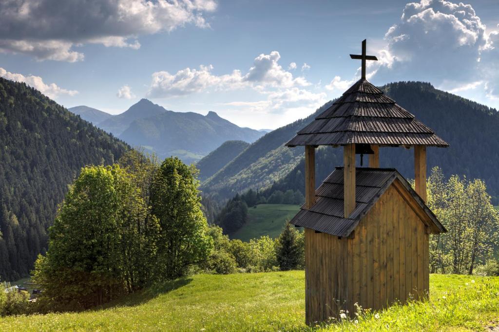 Discover and explore natural beauty around village Zazriva | SUPERPOBYT Travel