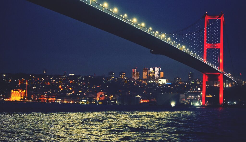 A bridge connecting Europe and Asia in Istanbul, Turkey | SUPERPOBYT Travel