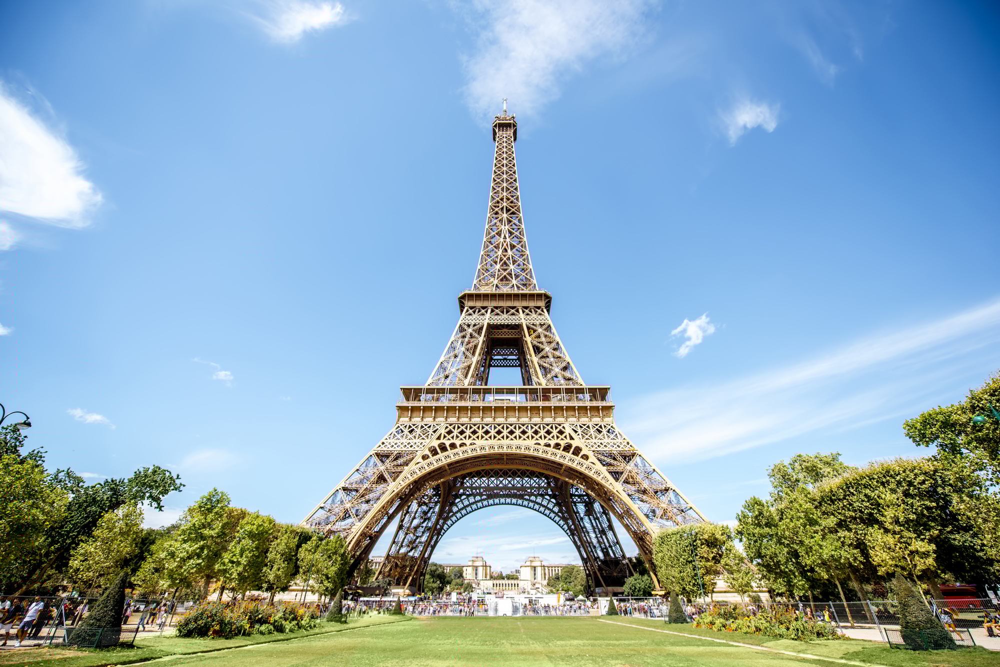Eiffel tower in Paris, France | SUPERPOBYT Travel